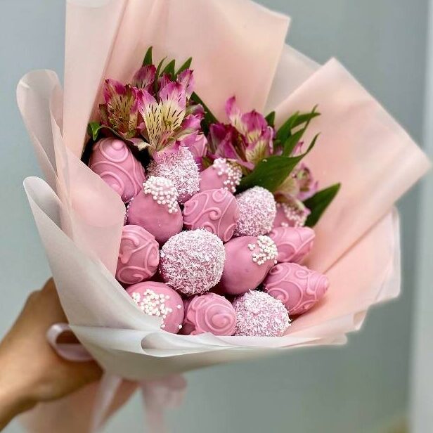 BUKET-IZ-KLUBNIKI-V-SOKOLADE-9664490bdf274daa7-e1761726964310.jpg